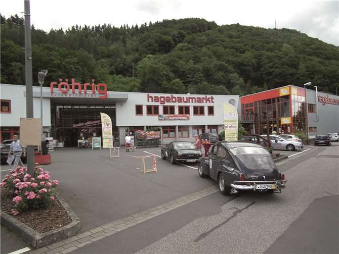 Alle Oldtimer kamen zum Röhrig Bauzentrum, um sich einen gültigen Stempel abzuholen.privat