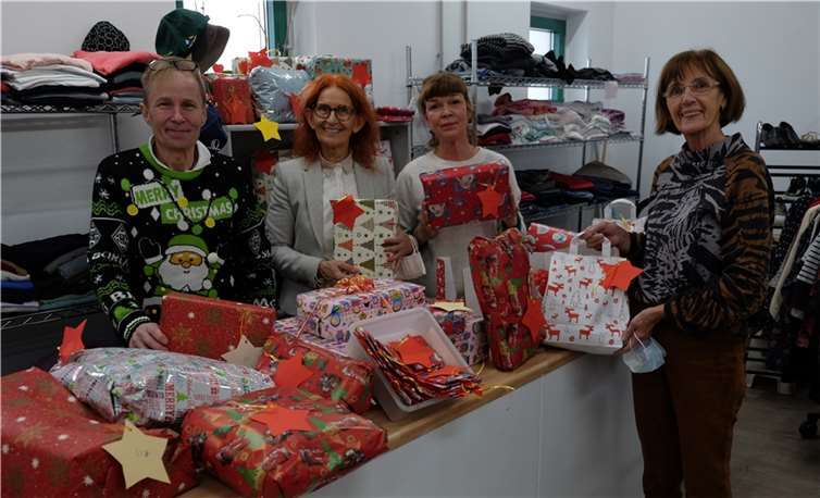 Alle Päckchen sind gepackt. Vorfreude empfinden Mitarbeiter der Kleiderkammer und die Vorsitzende des AWO Ortsvereins, Doris Laux (rechts).Foto: Axel Holz