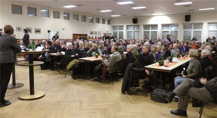 Alle Plätze in der Schützenhalle waren besetzt bei der Podiumsdiskussion mit den Meckenheimer Bürgermeisterkandidaten.