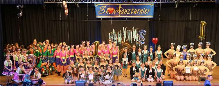 Alle Platzierten des Kinder- und Jugendturniers zusammen auf der Bühne.