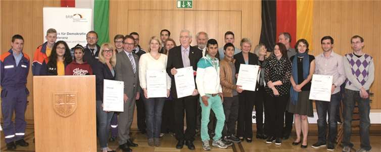Alle Preisträger aus Rheinland-Pfalz und dem Saarland des Wettbewerbs „Aktiv für Demokratie und Toleranz 2014“ im Ratssaal des Mayener Rathauses. WE