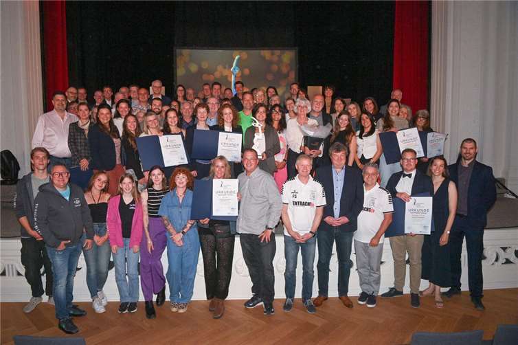 Alle Preisträger beim Gruppenfoto.  Foto: Peter Seydel