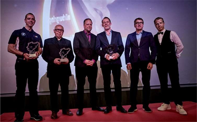 Alle Preisträger der Nürburgring Award Night zusammen mit den Laudatoren. Fotos: Philip Scholl Fotografie