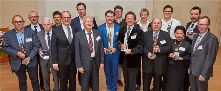 Alle Preisträger und Finalisten gemeinsam mit dem Juror Ewald A. Hoppen (1. Reihe, 4. von links). Matthias Brand/Focus Fotostudio