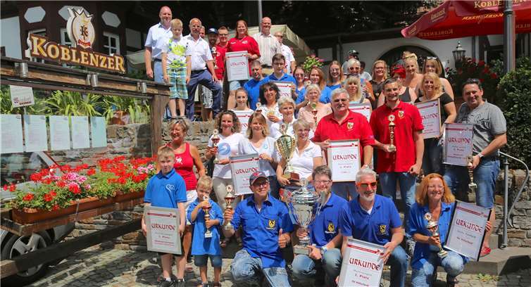 Alle Preisträger vor dem Weindorf. Foto: Roland Schäfges - www.myfoto24.eu