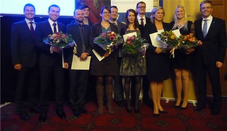 Alle Preisträgerinnen und Preisträger umrahmt von Matthias Nester, Vorsitzender des Förderkreises Wirtschaft und Wissenschaft in der Hochschulregion Koblenz e.V. und Vorsitzender des Vorstandes der Sparkasse Koblenz (l.) und Karl-Josef Esch, Vorstandsvorsitzender der Kreissparkasse Mayen (r.). privat