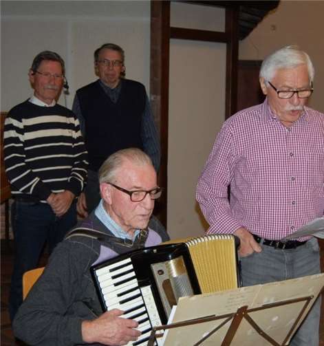 Alle Protagonisten des Oberbreisiger Heimatabends zusammen: Rudi Mennen (Akkordeon) und Martin Hoss (Gesang). Im Hintergrund Robert Hoss(Kommentare) und Theo Schmidgen (Dia-Vorführung.FA
