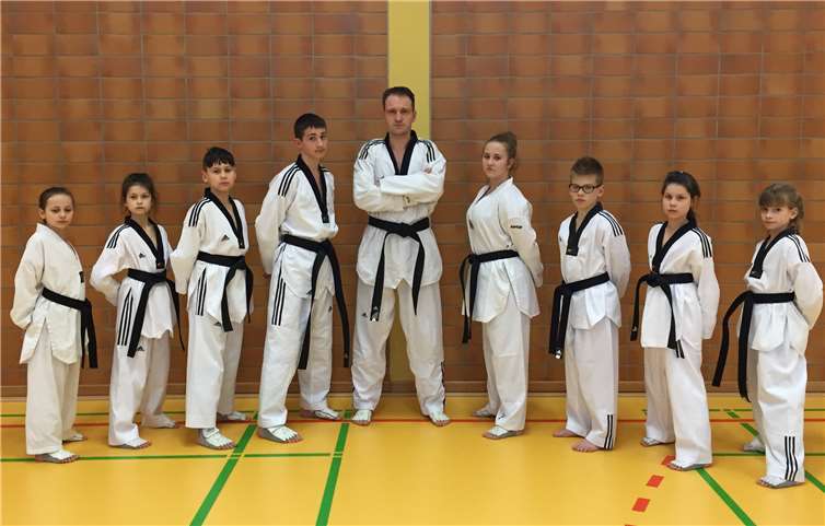 Alle Prüflinge bestanden die Prüfung und erhielten den schwarzen Gurt. privat