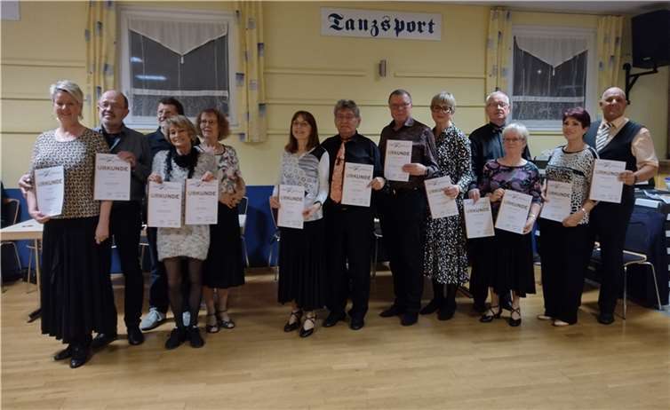 Alle Prüflinge mit Urkunden. Quelle: PostSV Remagen