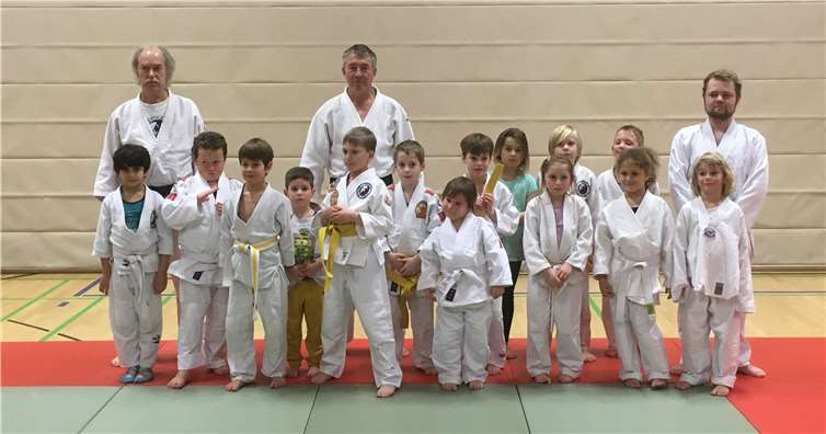 Alle Prüflinge präsentieren stolz ihre neu erworbenen Gürtel. Privat