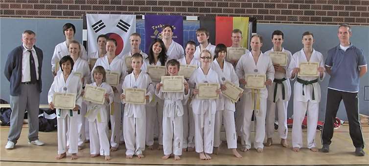 Alle Prüflinge wurden für ihre Leistungen belohnt und erhielten den nächsthöheren Gürtel.privat