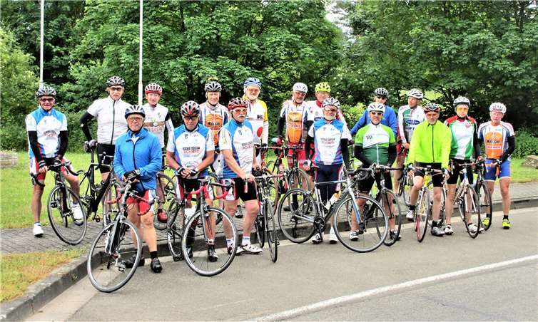 Alle Radler an der Grenze bei Saarlouis nach Erreichen der 777.777 km.Foto: privat