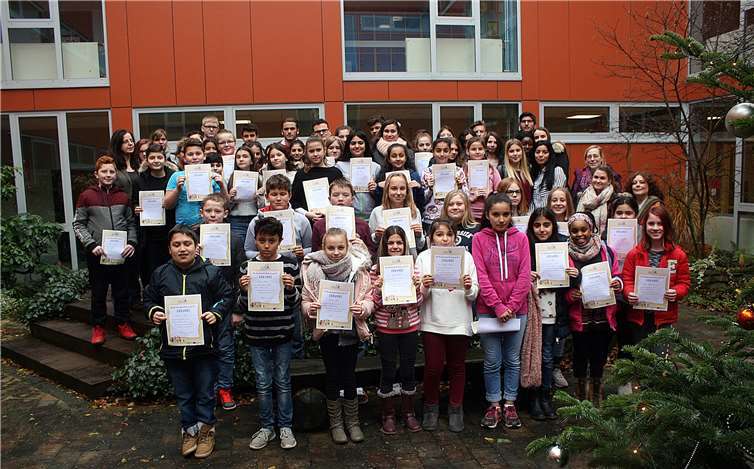 Alle Schüler, die sich freiwillig für den Vorlesetag Sinzig gemeldet haben. Dabei haben die Schüler den Menschen in Geschäften, Altenheimen und Schulen Geschichten vorgelesen.Rü