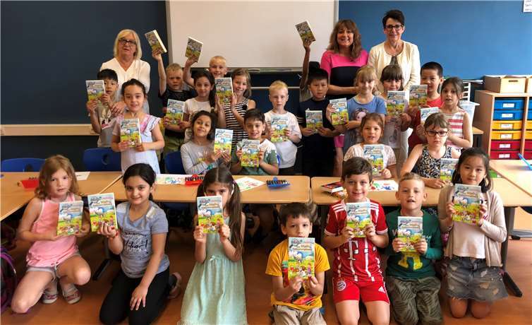 Alle SchülerInnen der Schule erhielten ein Exemplar des neuen Buches aus dem Projekt „Lesen lernen, Leben lernen“ - und ein Lehrhandbuch gab es dazu.  Rotary Club Koblenz-Mittelrhein