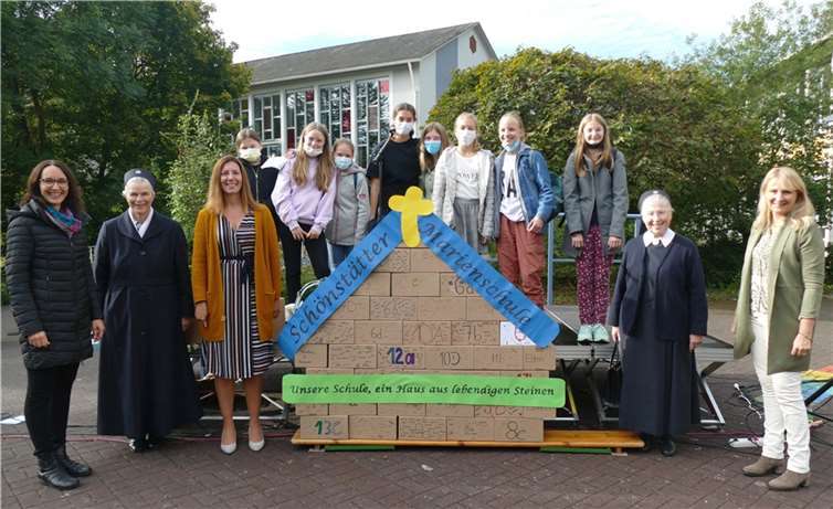 Alle Schülerinnen und Lehrpersonen waren auf den Steinen des Hauses zu lesen. Foto: privat