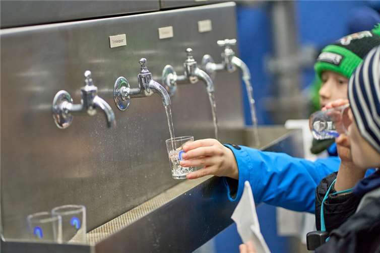 Alle Schülerinnen und Schüler durften das frisch aufbereitete Trinkwasser probieren.