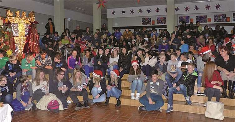 Alle Schülerinnen und Schüler feierten am letzten Tag vor den Ferien eine kleine Weihnachtsfeier.privat