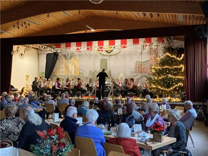 Alle Seniorinnen und Senioren der Ortsgemeinde Dattenberg waren zur Seniorenweihnacht in das festlich geschmückte Bürgerhaus eingeladen. Quellen: Ortsgemeinde Dattenberg