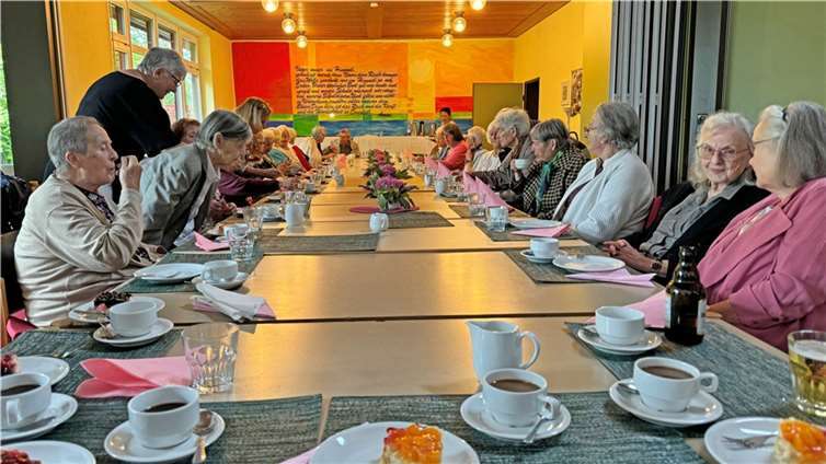 Alle Seniorinnen und Senioren hatten viel Freude bei der Einweihung der neuen Seniorenbank in Vallendar.