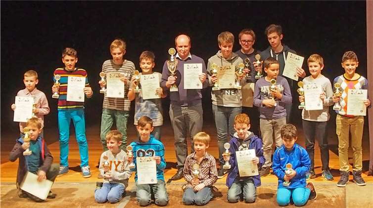 Alle Sieger der Einzel- und Mannschaftswertung mit Urkunden und Pokalen.privat