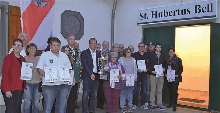 Alle Sieger präsentieren stolz ihre Siegerurkunde. privat