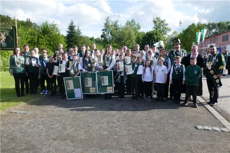 Alle Sieger und der Vorstand nach der Siegerehrung.  Fotos: Ulrich Eckhard