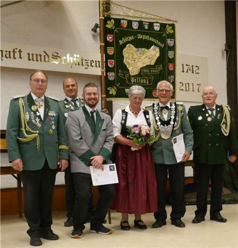 Alle Sieger wünschen den Alzheimern gutes Gelingen beim Fest.  Foto: Maria Böhm