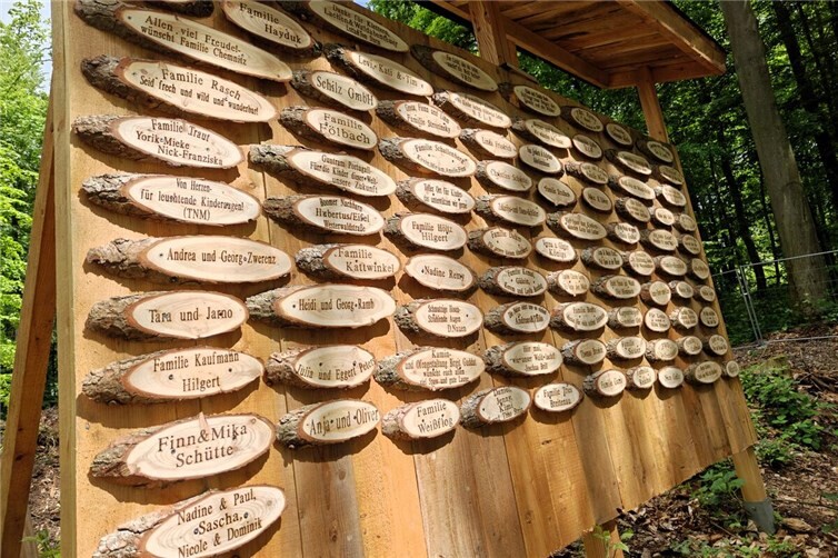 Alle Spender finden nun einen Platz auf der Spendenwand des Waldspielplatzes.