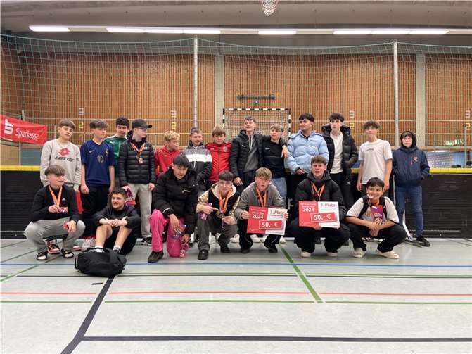Alle Spieler der Schule im Anschluss an die Siegerehrung und Preisverleihung. Begleitet wurden die Jungs von Herr Kickenberg und Herr Strotzer. Foto: Thomas Strotzer