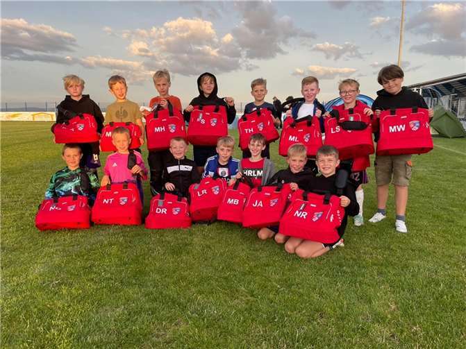 Alle Spieler freuten sich über brandneue, professionelle Sporttaschen, bedruckt mit dem Logo der JSG Maifeld-Elztal sowie den jeweiligen Initialen der Kinder.  Foto: privat