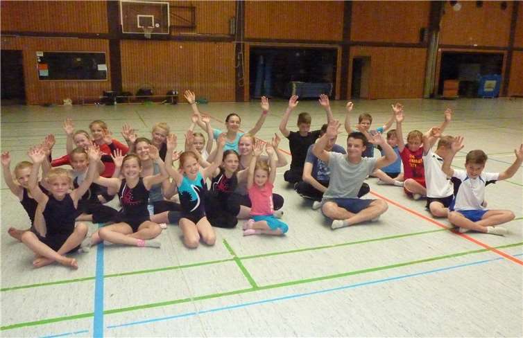 Alle Sportler freuen sich nach anstrengendem aber spaßigem Wettkampf auf die Siegerehrung. Privat