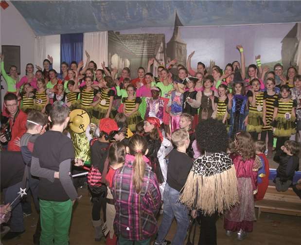 Alle Tänzerinnen der „Blue Berrys“, „Blue Stars“ und „Blue Velvets“ auf einer Bühne vereint. RÜ