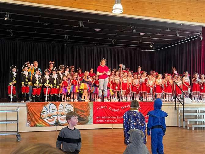Alle Tanzgruppen gemeinsam auf der Bühne.