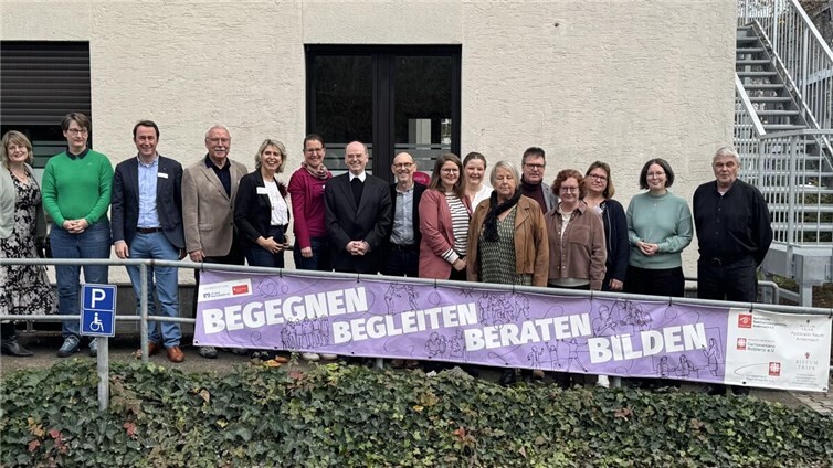 Alle Teilnehmenden der Visitation vor dem Gebäude in der Ludwig-Hillesheim-Straße 3. Foto: Caritasverband Rhein-Mosel-Ahr e. V.