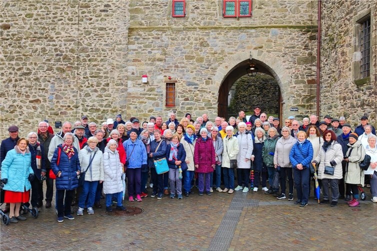 Alle Teilnehmenden des „Osterritt“ des Bürgervereins Meckenheim e.V. versammelt am Eingang des Schlosses Burg bei Solingen
