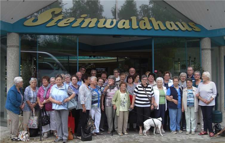 Alle Teilnehmer der Reisegruppe vor dem Steinwaldhaus privat