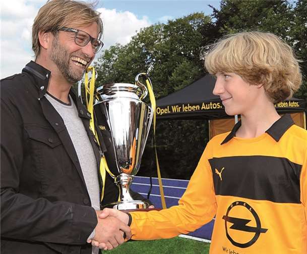 Alle Teilnehmer des Final-Turniers und ihre Fans sind dann natürlich auch Gäste beim Spiel und treffen mit Jürgen Klopp zusammen. Ein besonderes Erlebnis, auch für das OFC Gewinner 2013 – Team „Die Papasöhnchen“ aus Essen.