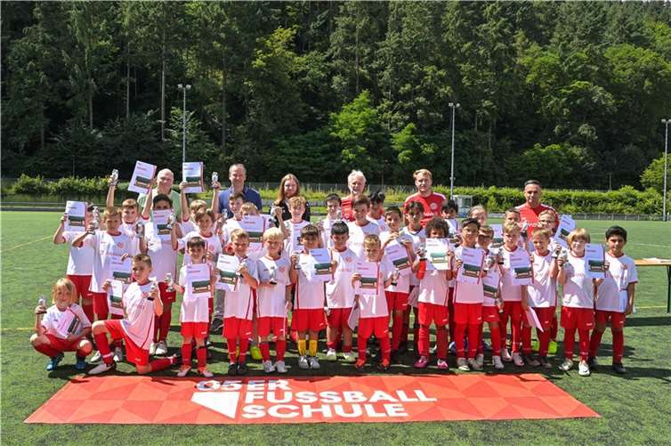 Nachwuchskicker trainierten mit den Profis vom FSV Mainz 05 Alle Teilnehmer des Jugendcamps mit ihren Urkunden und den Erinnerungspokalen. Fotos: Peter Seydel