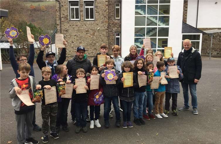 Alle Teilnehmer des Lesewettbewerbs freuen sich mit den Lehrern Ulrike Neugebauer und Sebastian Schneider sowie Schulleiter Dirk Hansen.Burgweg-Schule