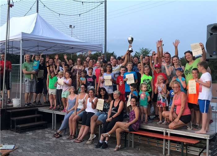 Alle Teilnehmer des Wald-und Sommernachtsfestes.  privat