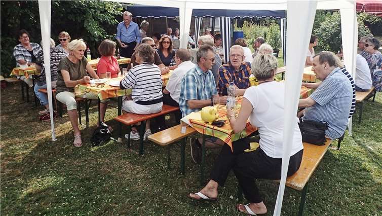 Alle Teilnehmer fanden ein schattiges Plätzchen ein schattiges Plätzchen im Garten von Wolfgang und Monika Heller.privat