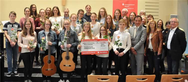 Alle Teilnehmer mit den Verantwortlichen präsentieren stolz den Scheck der Kreissparkasse Mayen. Fotos: -BS-