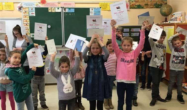 Alle TeilnehmerInnen durften sich über eine Urkundeund einen Schwimmbadgutschein freuen.  privat