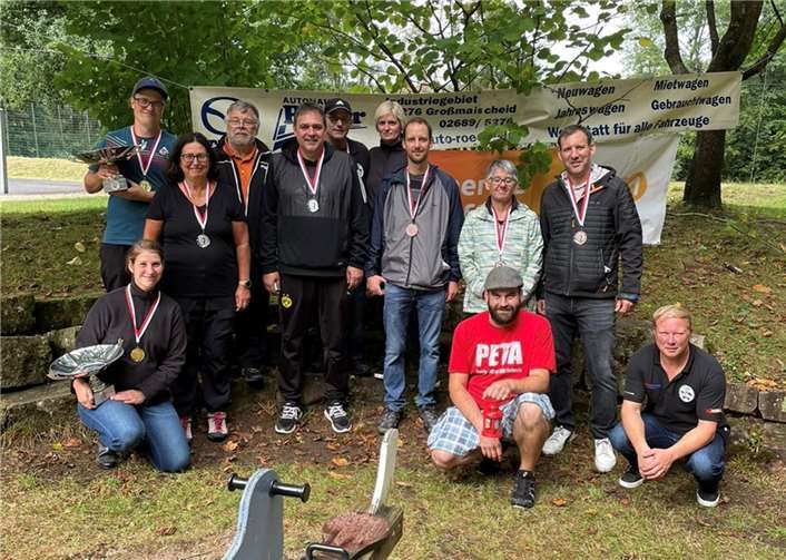 Alle TeilnehmerInnen erhielten eine Aufmerksamkeit, die besten vier Doubletten eine Medaille und das Siegerteam jeweils einen großen Pokal. Foto: privat