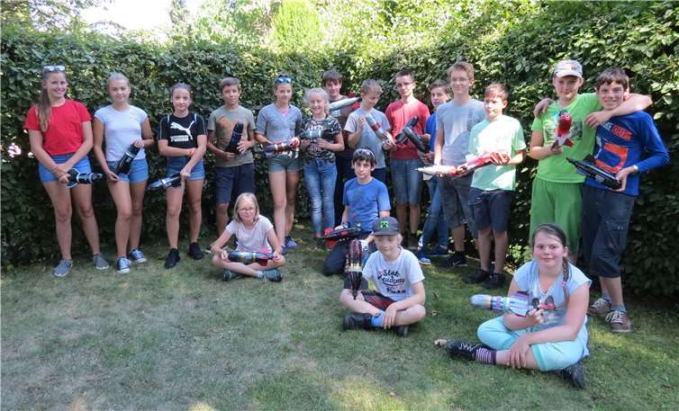 Alle TeilnehmerInnen präsentieren stolz ihre selbst gebaute WasserraketeFotos: privat