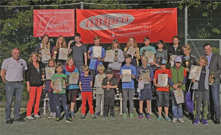 Alle Teilnehmer/innen der Stadtmeisterschaft mit Abteilungsleiter Frank Schneider links und JugendwartinUlla Kreutz sowie rechts außen Regionaldirektor Stephan Moos von der KSK.privat