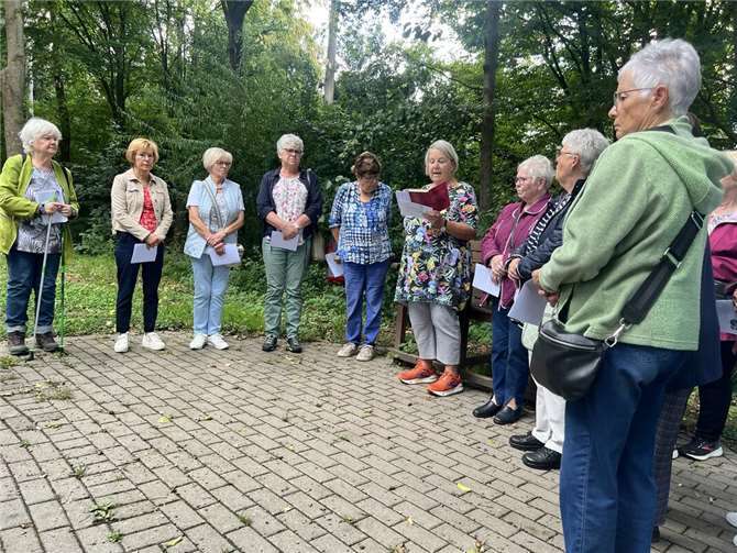 Alle Teilnehmerinnen einte die Bitte an Gott, dass die Menschheit nicht zerrissen wird in sinnloser Trennung nach Rasse, Hautfarbe und Weltanschauung. Fotos: kfd-Mülheim