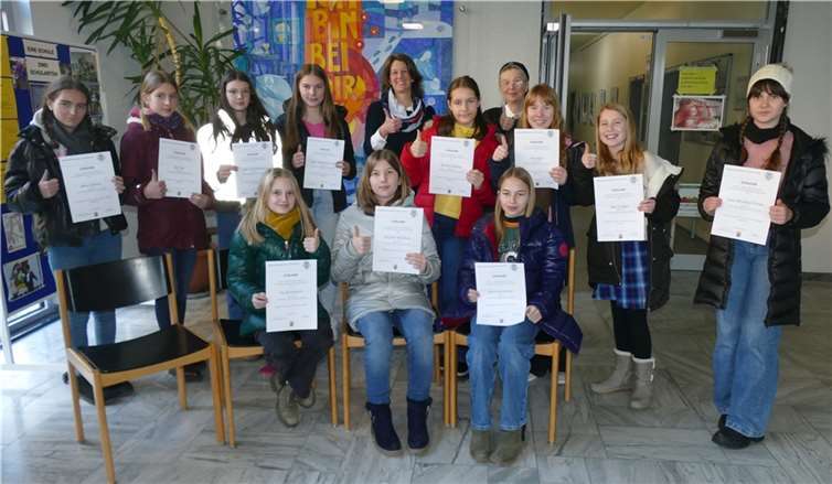 Alle Teilnehmerinnen erhielten von der Schulleiterin Sr. M. Gabriele und der Fachkonferenzleiterin für MathematikDorothee Bürger eine Urkunde.  Foto: SMS