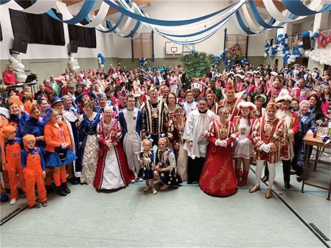 Alle Tollitäten aus dem Brohltal versammelten sich zum Erinnerungsfoto mit Bürgermeister Johannes Bell.  Foto: WER