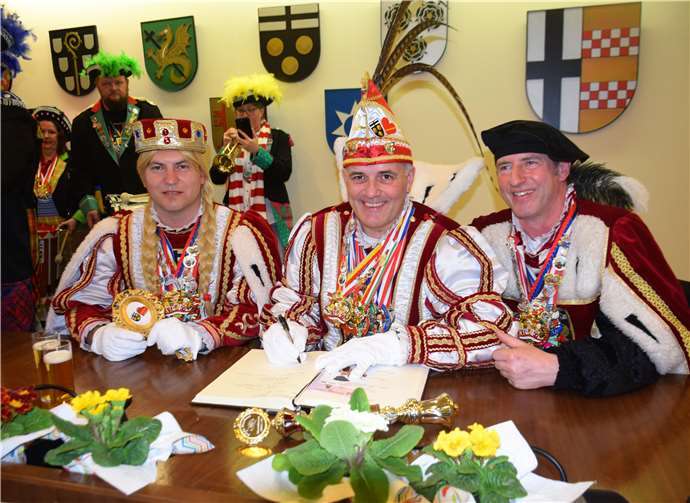 Alle Tollitäten durften sich ins Goldene Buch der Gemeinde eintragen. Hier das Morenhovener Dreigestirn.